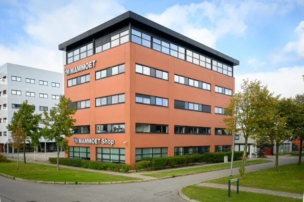 Kantoorgebouw van Mammoet aan de Karel Doormanweg met rode bakstenen gevel en omliggende groenstrook.